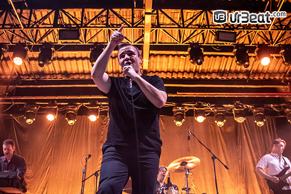 En una noche llena de energía, Future Islands inicia su gira 2024 ...